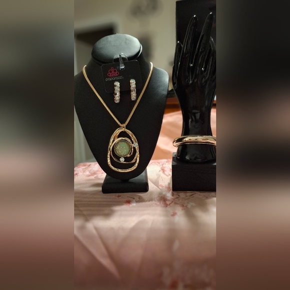 Paparazzi Elegant Gold Necklace with Green Pendant - Picture 2 of 2